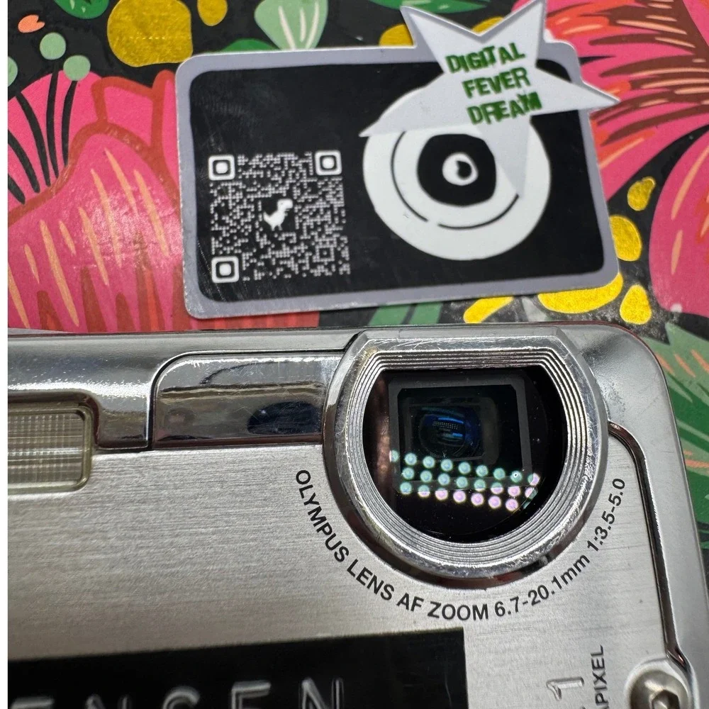 Olympus Stylus 720 SW Digital Camera Silver Shock Waterproof 7.1MP with Charger
